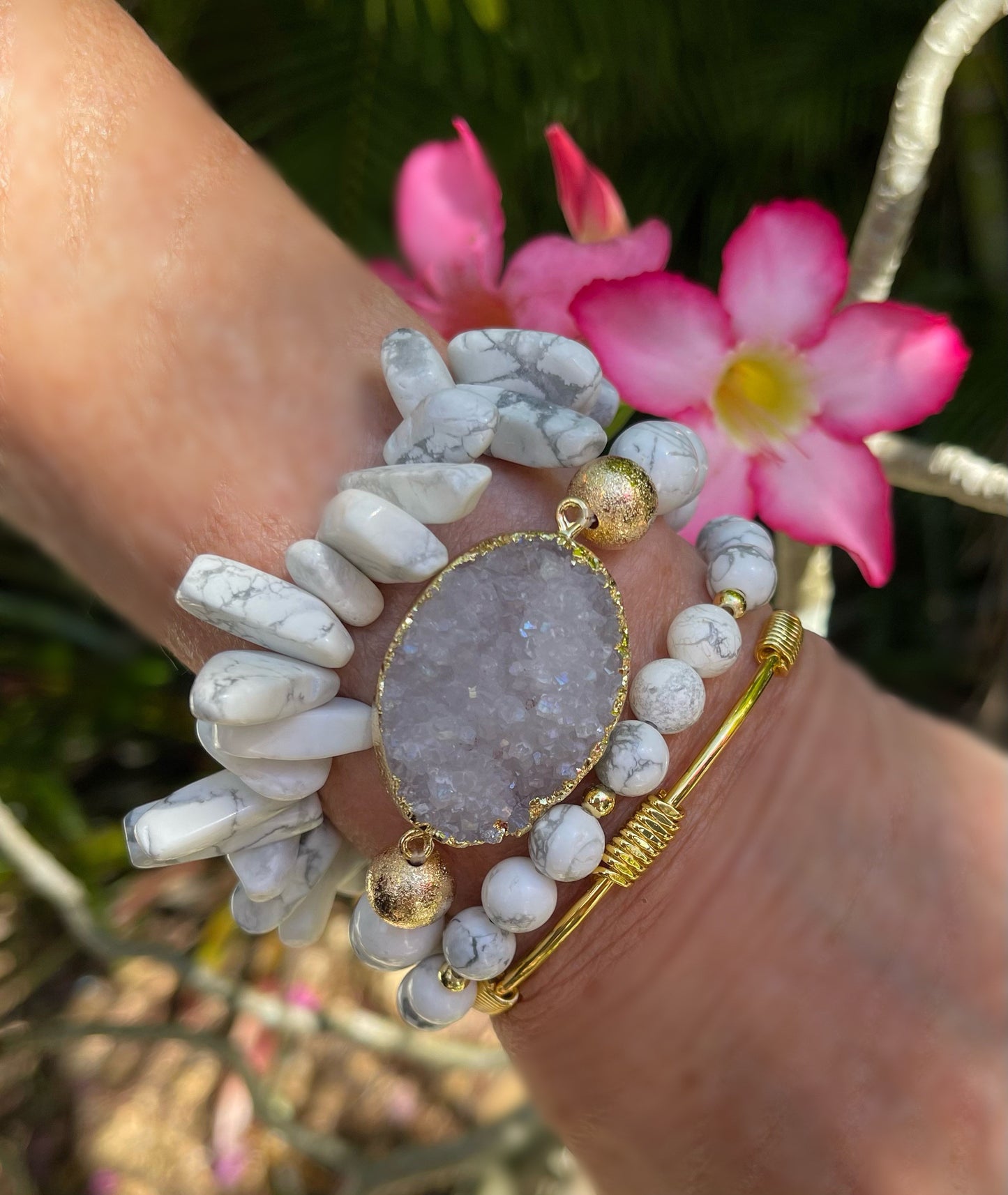 Beautiful Howlite beads with a druzy quartz stone/howlite slices/gold cuff/gold and Howlite bead bracelet